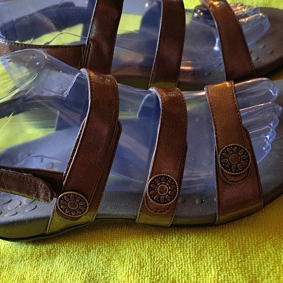 VIONIC like new 3 strap SANDALS great ARCH SUPPORT - Picture 2 of 8